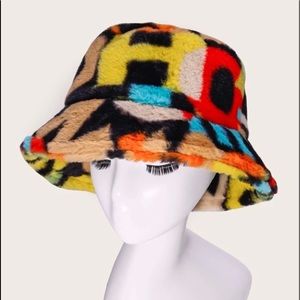 Street style bucket hat.